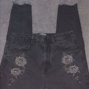 🖤FOREVER 21 grey jeans w/ flower embroidery 🌼